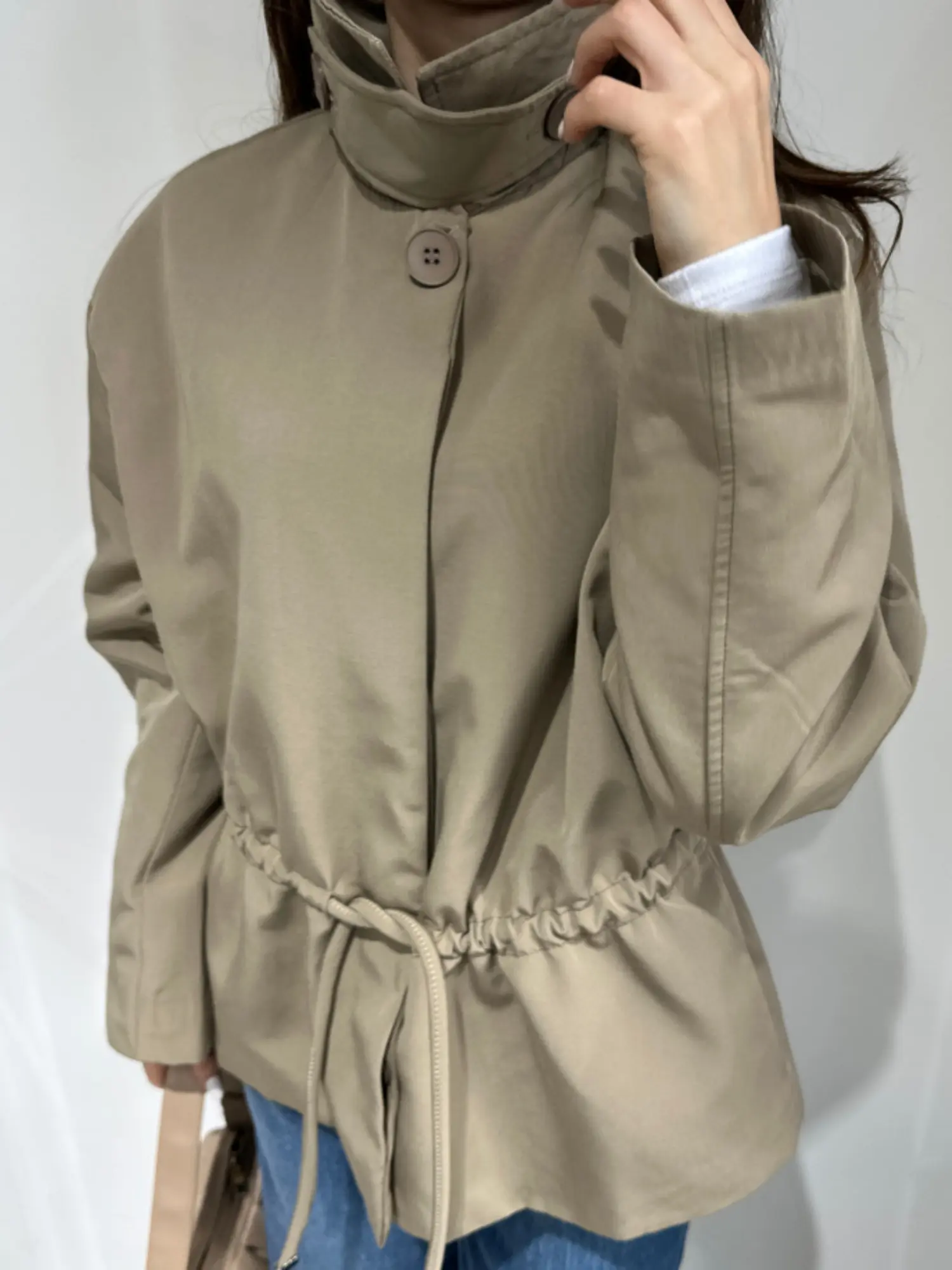 DİK YAKA BELİ BÜZGÜLÜ CAMEL CEKET