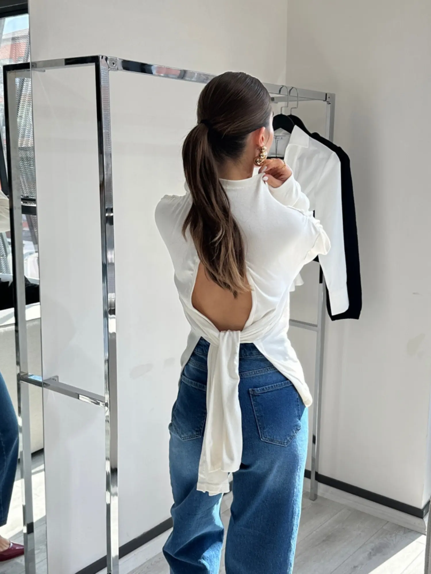 SIRT DEKOLTE DİK YAKA EKRU BLUZ