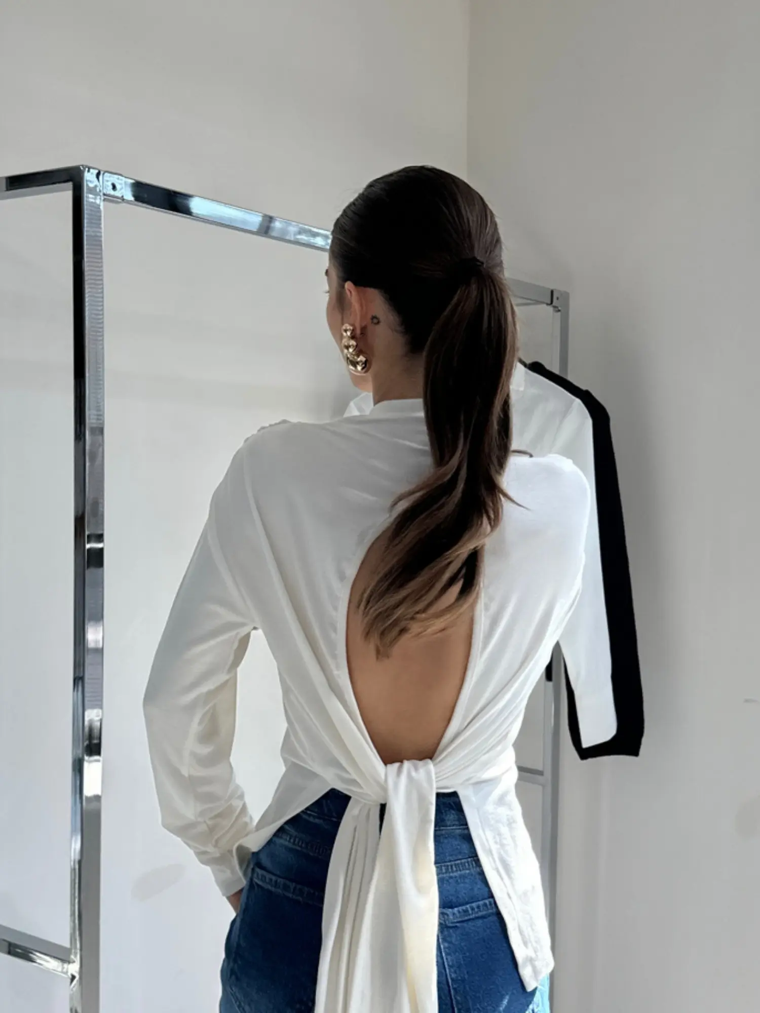 SIRT DEKOLTE DİK YAKA EKRU BLUZ