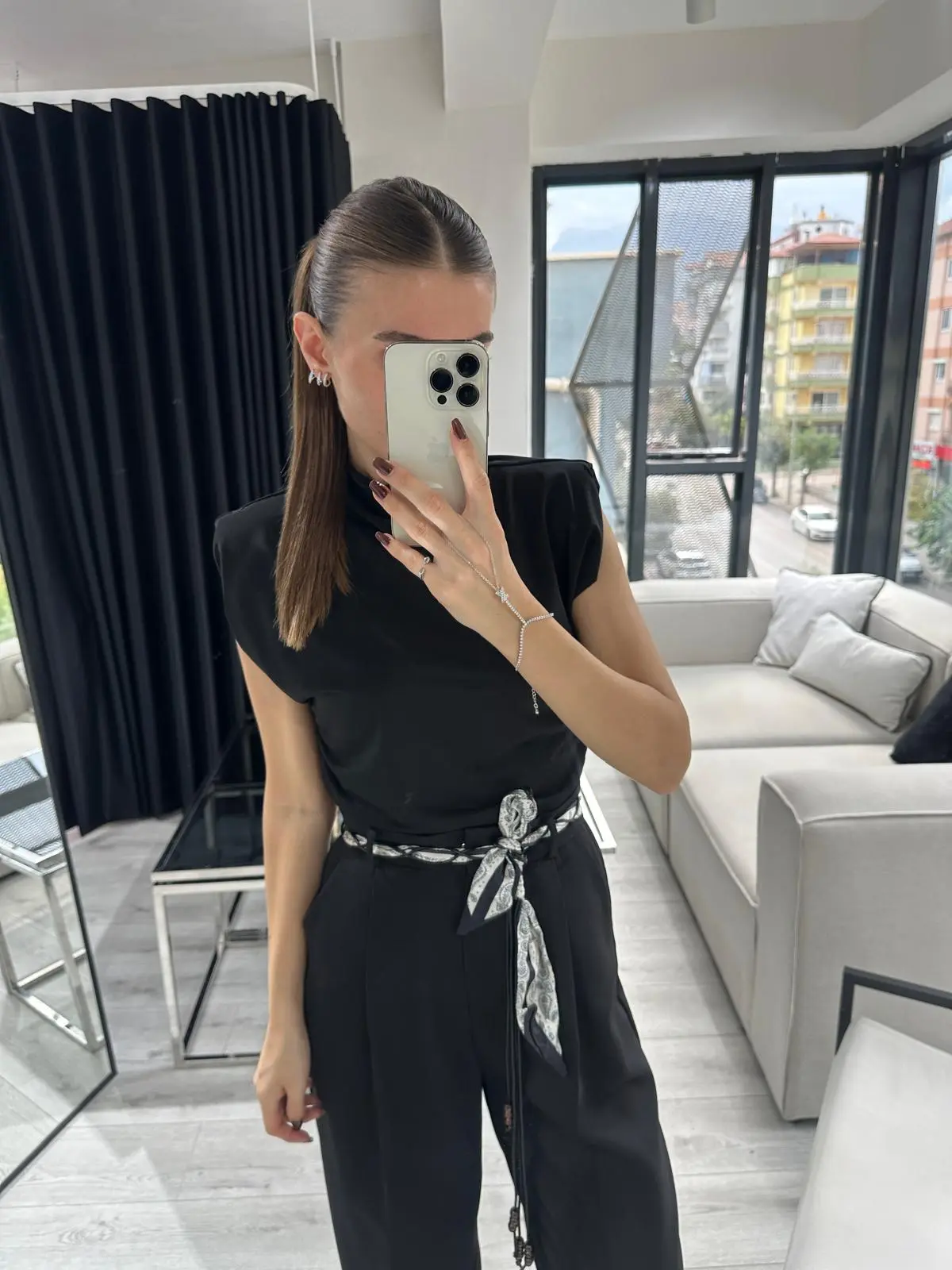 DİK YAKA VATKALI BÜZGÜLÜ DETAYLI BLUZ