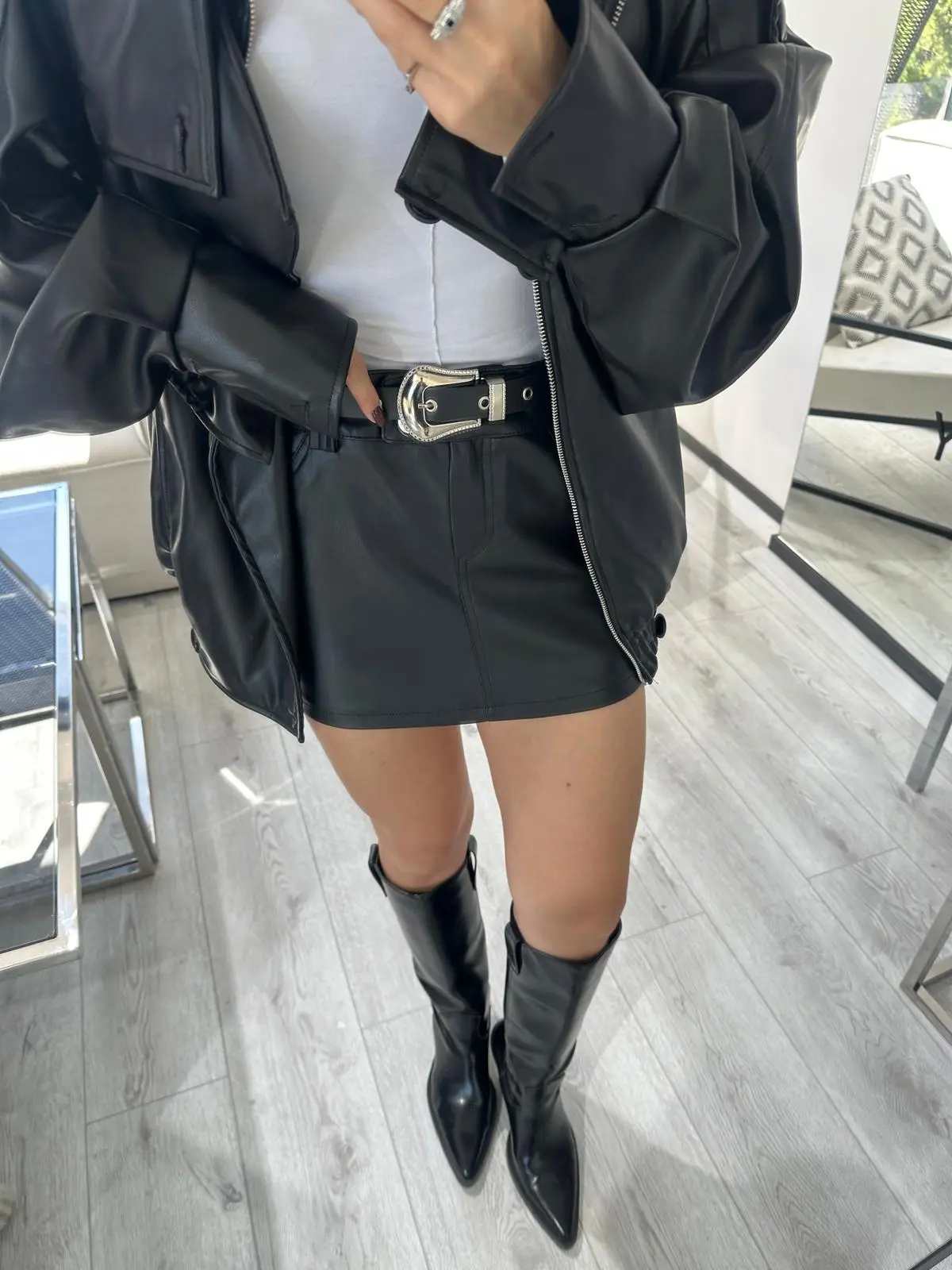 ÇİFT DÜĞMELİ MİNİ DERİ ETEK