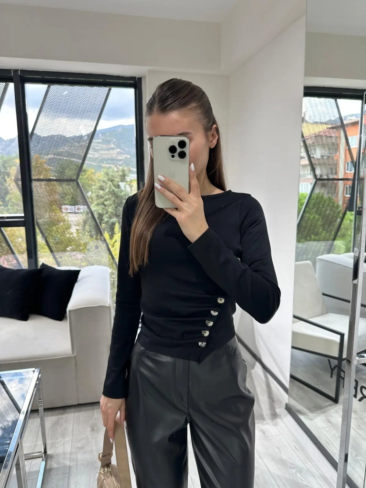 DÜĞME DETAYLI SİYAHTASARIM BLUZ