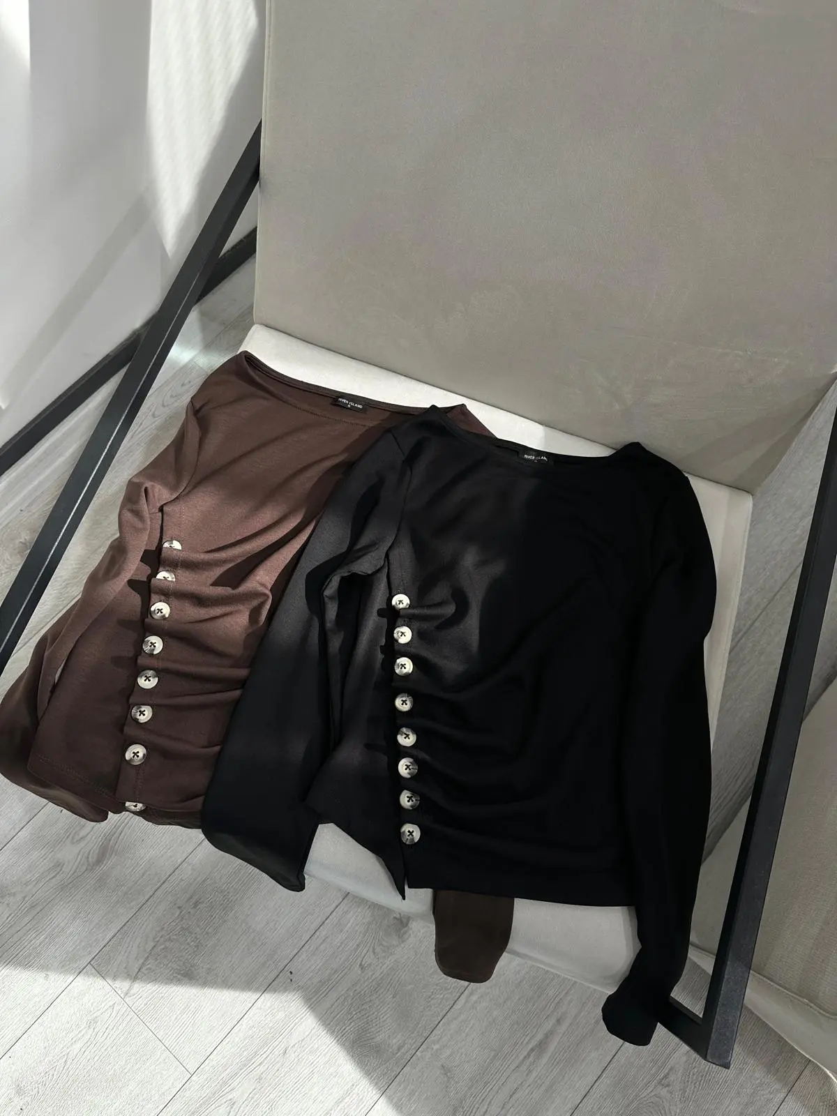 DÜĞME DETAYLI SİYAHTASARIM BLUZ