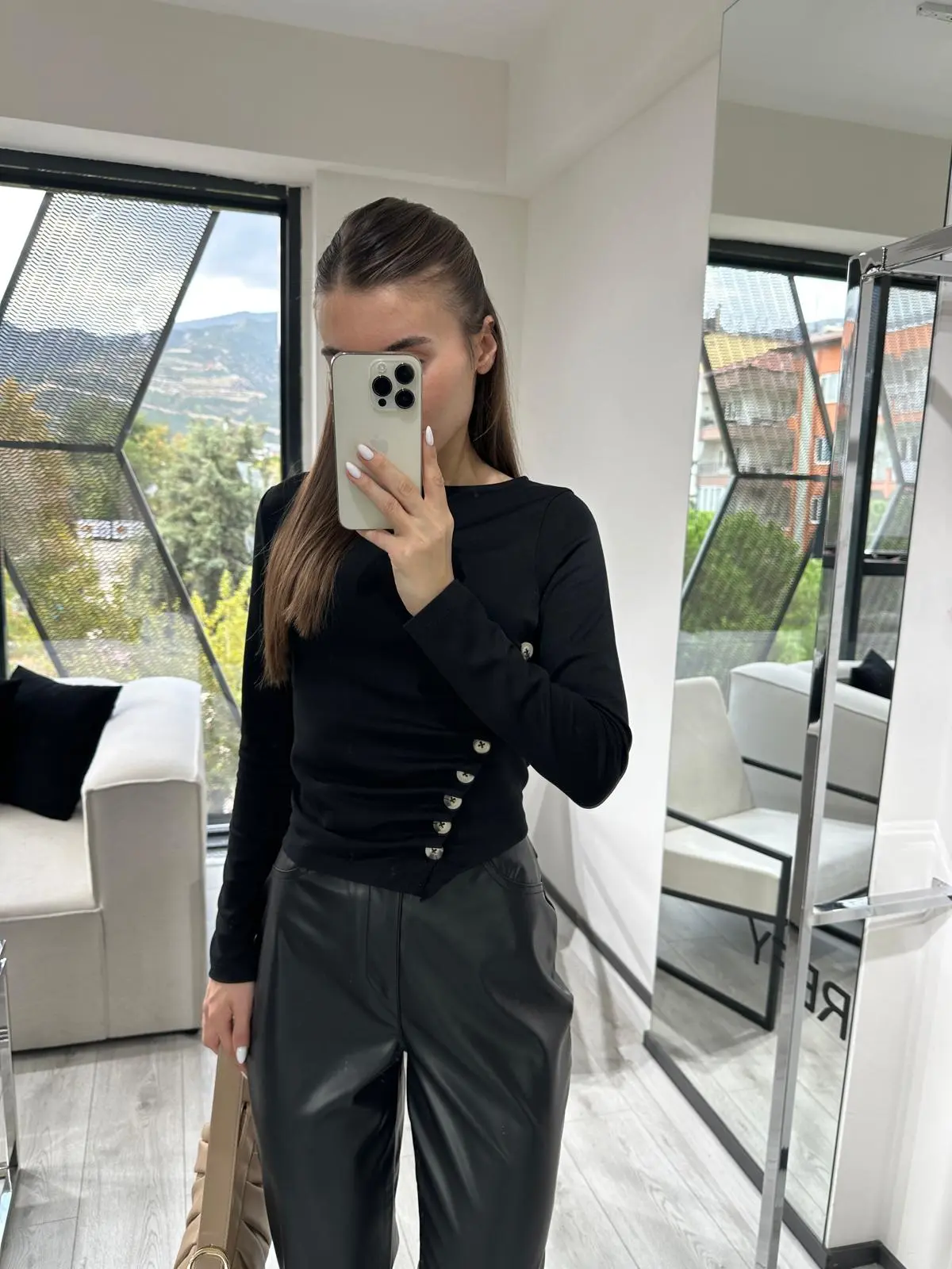 DÜĞME DETAYLI SİYAHTASARIM BLUZ