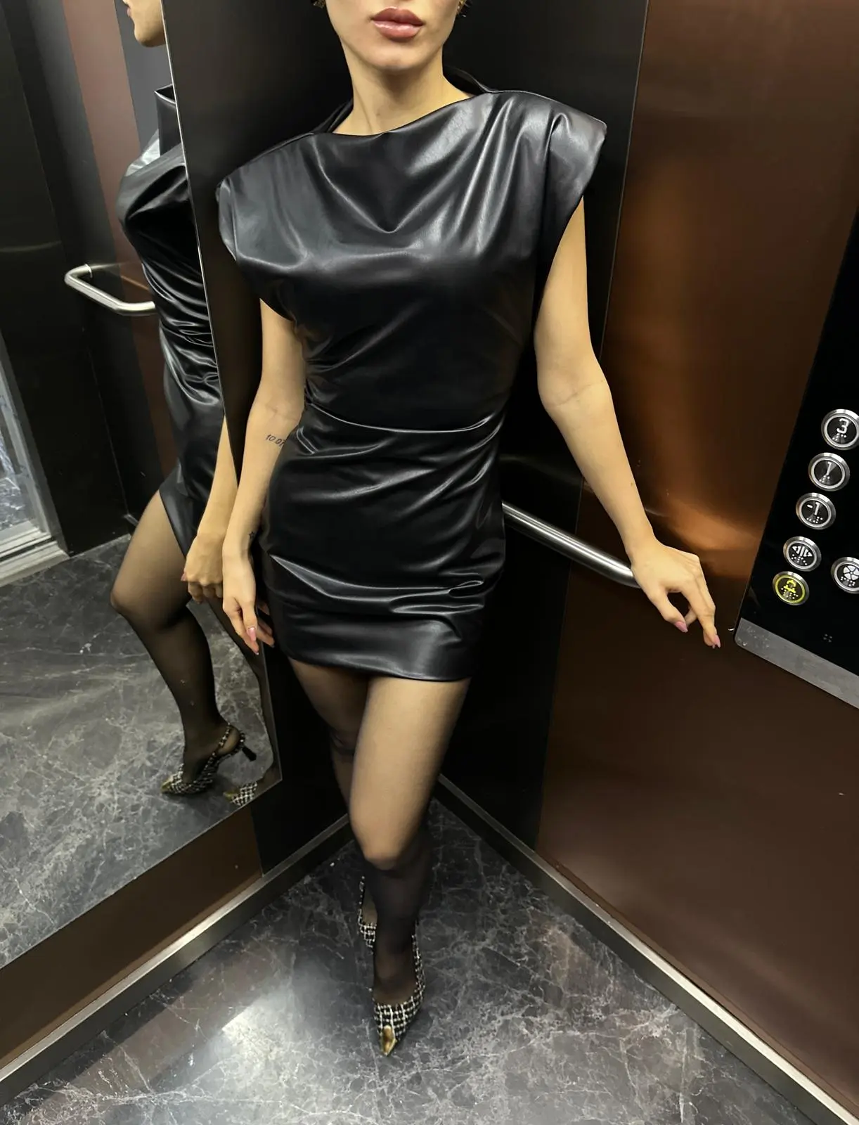 VATKALI SİYAH DERİ ELBİSE