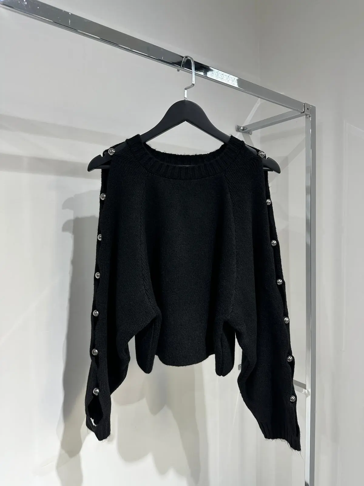 SİYAH TASARIM AKSESUAR KAZAK