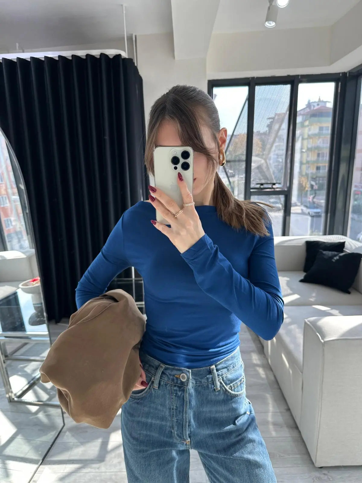 KAYIK YAKA YAN BÜZGÜLÜ MAVİ BLUZ