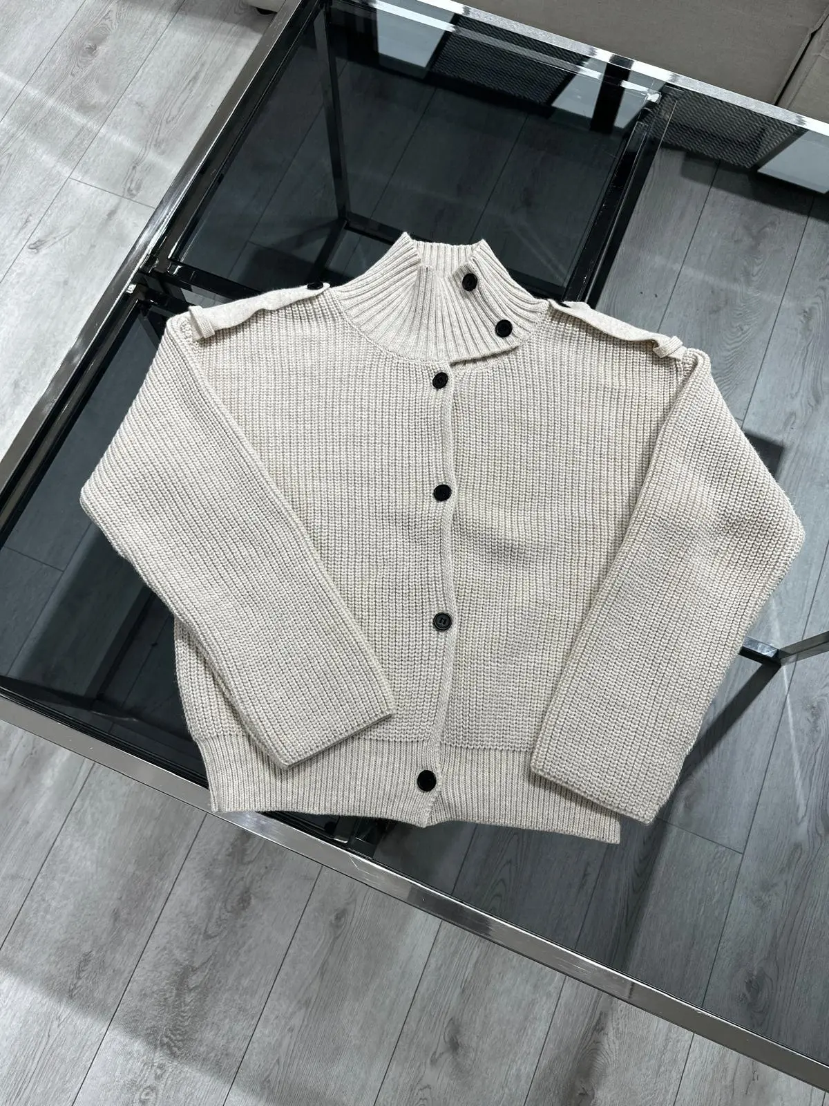 DİK YAKA DÜĞMELİ HIRKA/KAZAK 