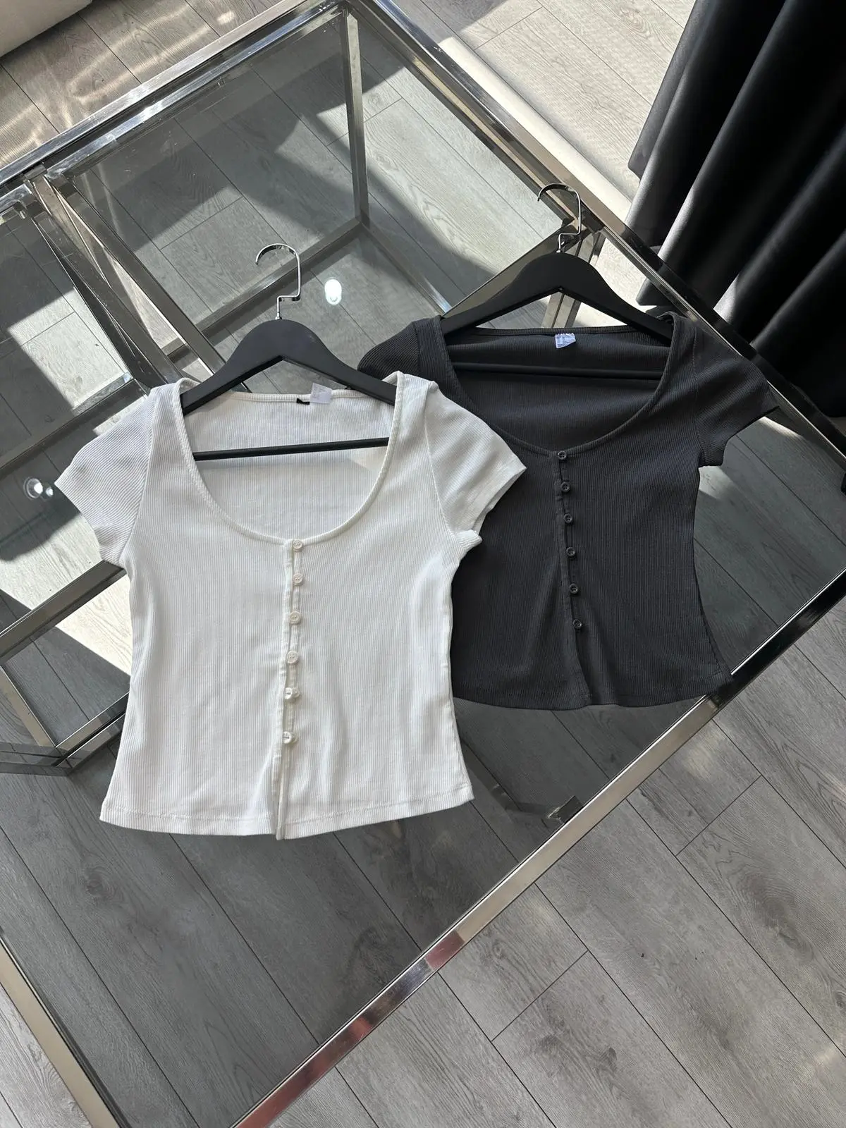 KARE YAKA BEYAZ DÜĞMELİ BASİC BLUZ