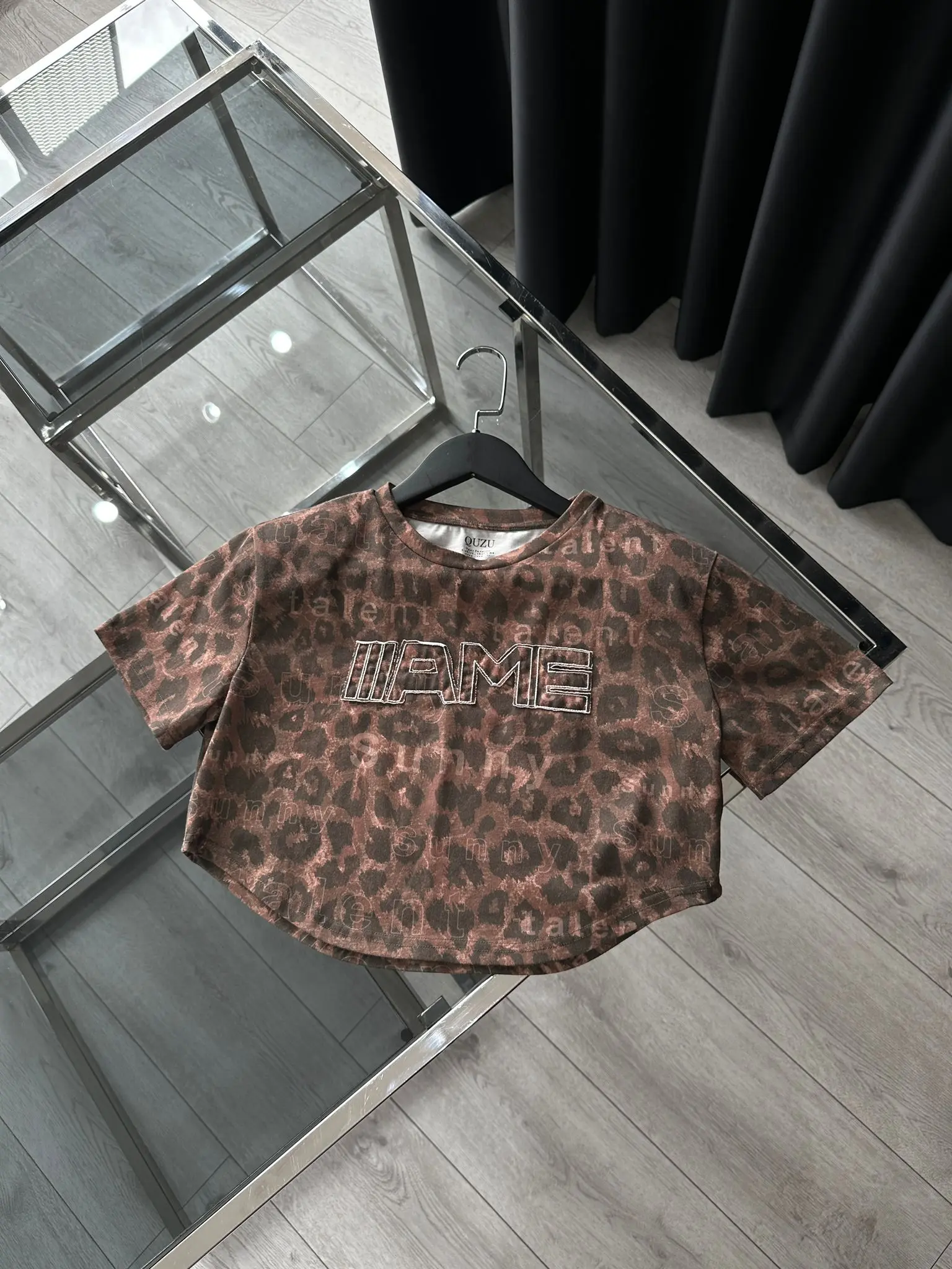 VATKA DETAY LEOPAR CROP T-SHİRT