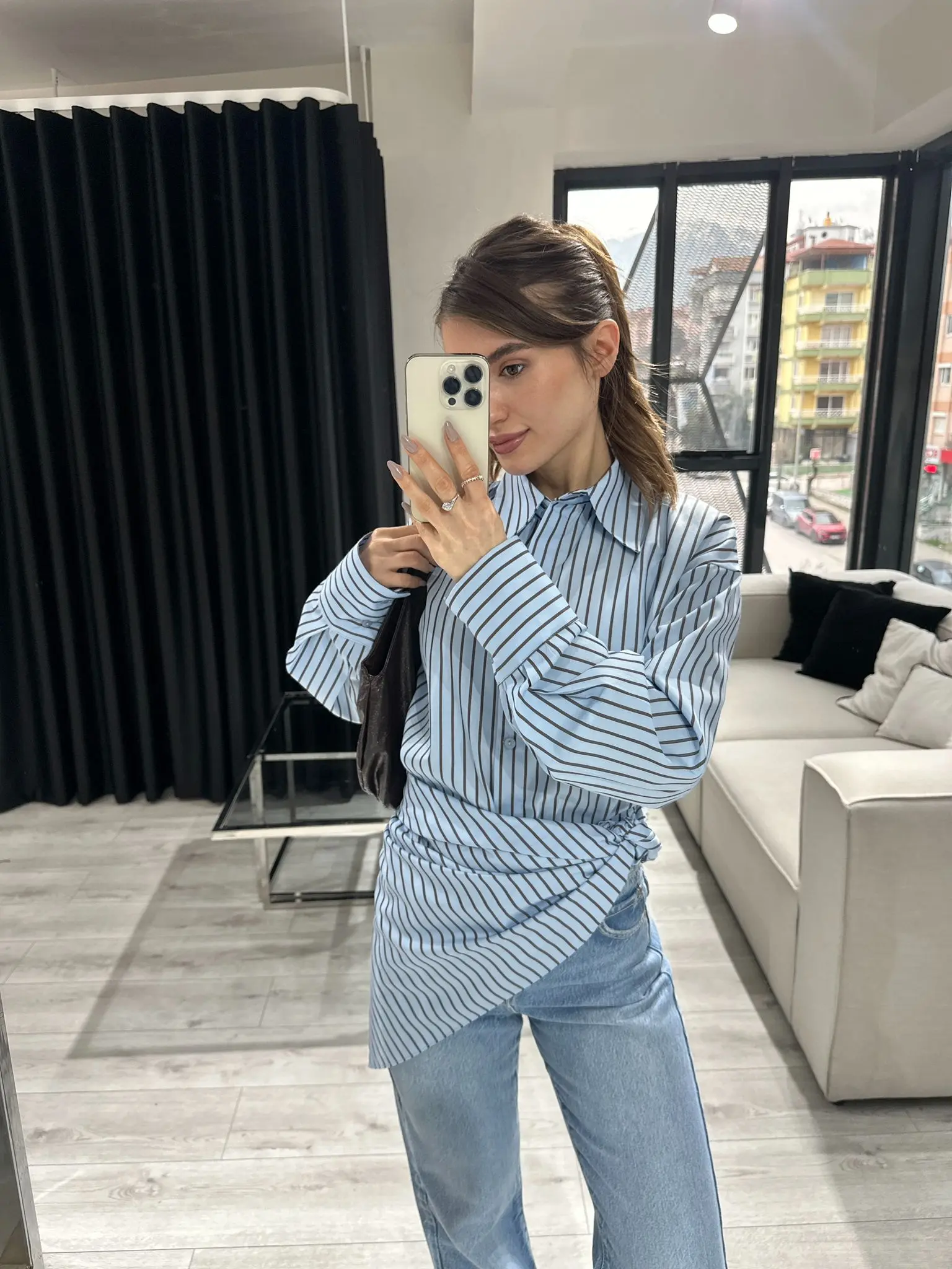 KAHVE ÇİZGİLİ FULAR DETAY MAVİ GÖMLEK