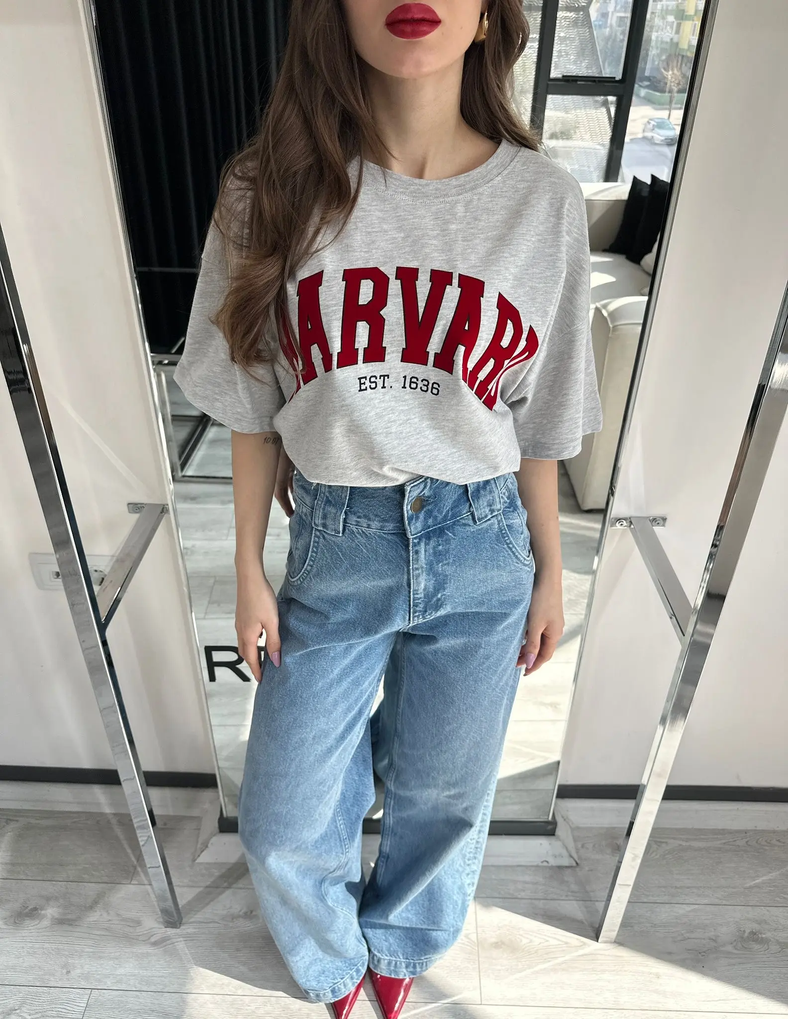 KIRMIZI HARVARD BASKI GRİ T-SHİRT