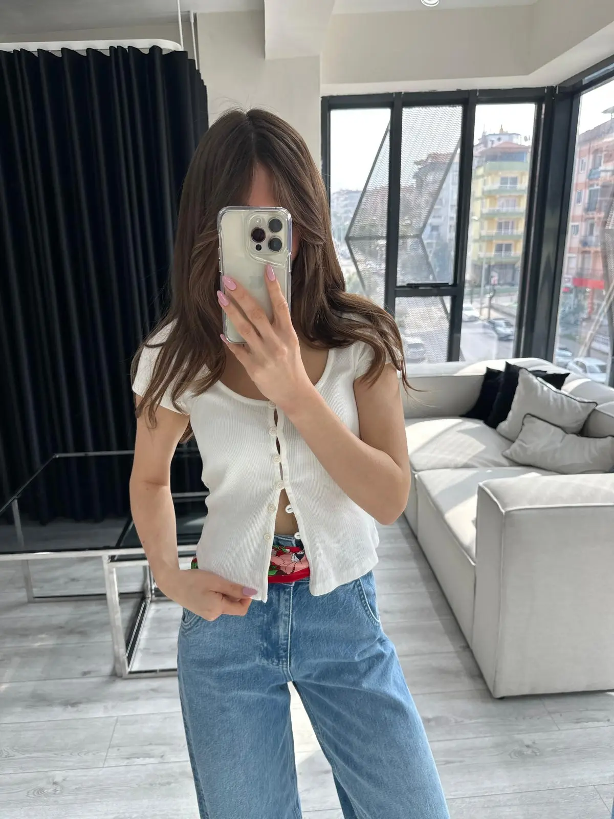 KARE YAKA BEYAZ DÜĞMELİ BASİC BLUZ