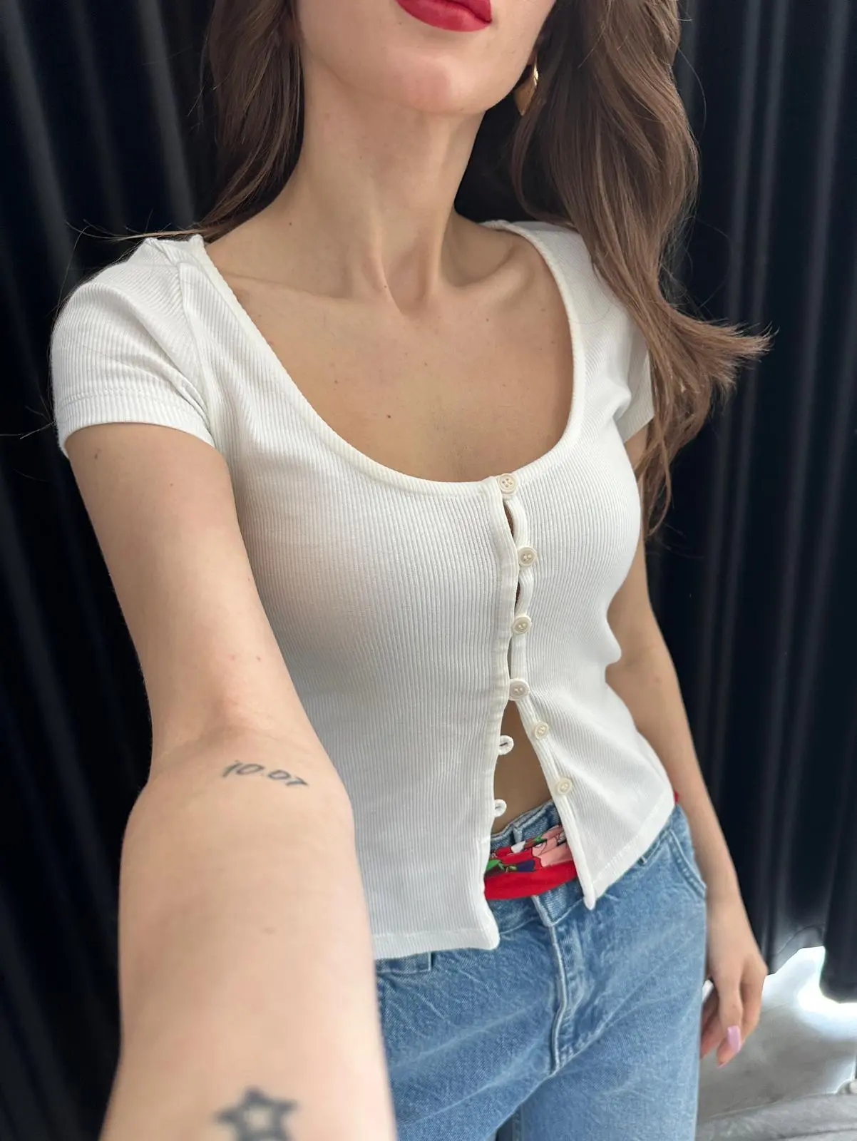 KARE YAKA BEYAZ DÜĞMELİ BASİC BLUZ