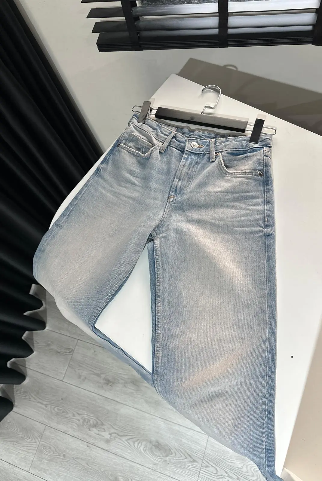 YÜKSEK BEL STRAİGHT TAŞLAMALI JEAN