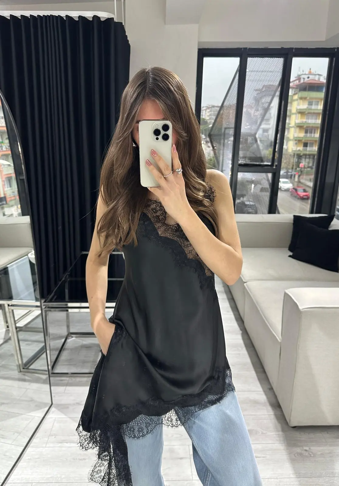 DANTEL ASKILI ASİMETRİK SATEN BLUZ