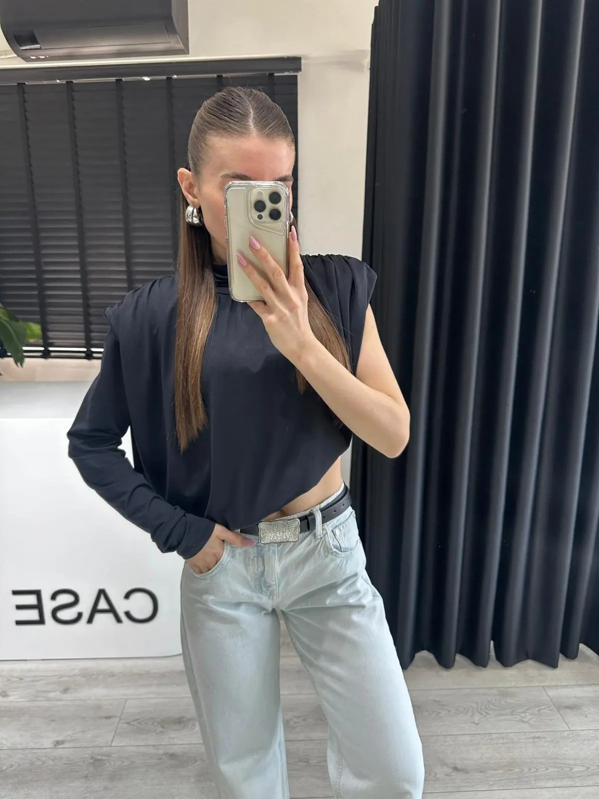 DİK YAKA TEK KOL ASİMETRİK BLUZ