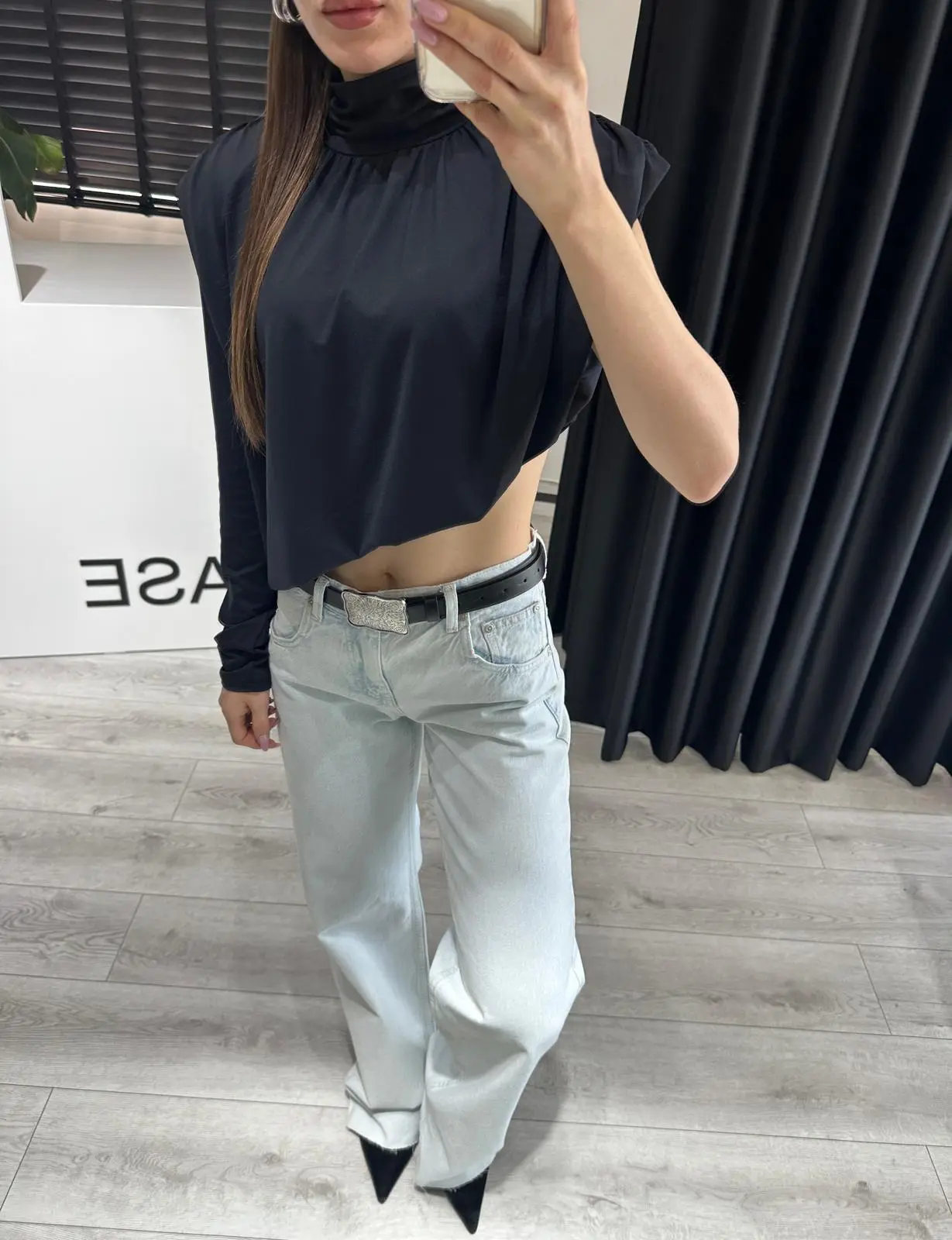 DİK YAKA TEK KOL ASİMETRİK BLUZ