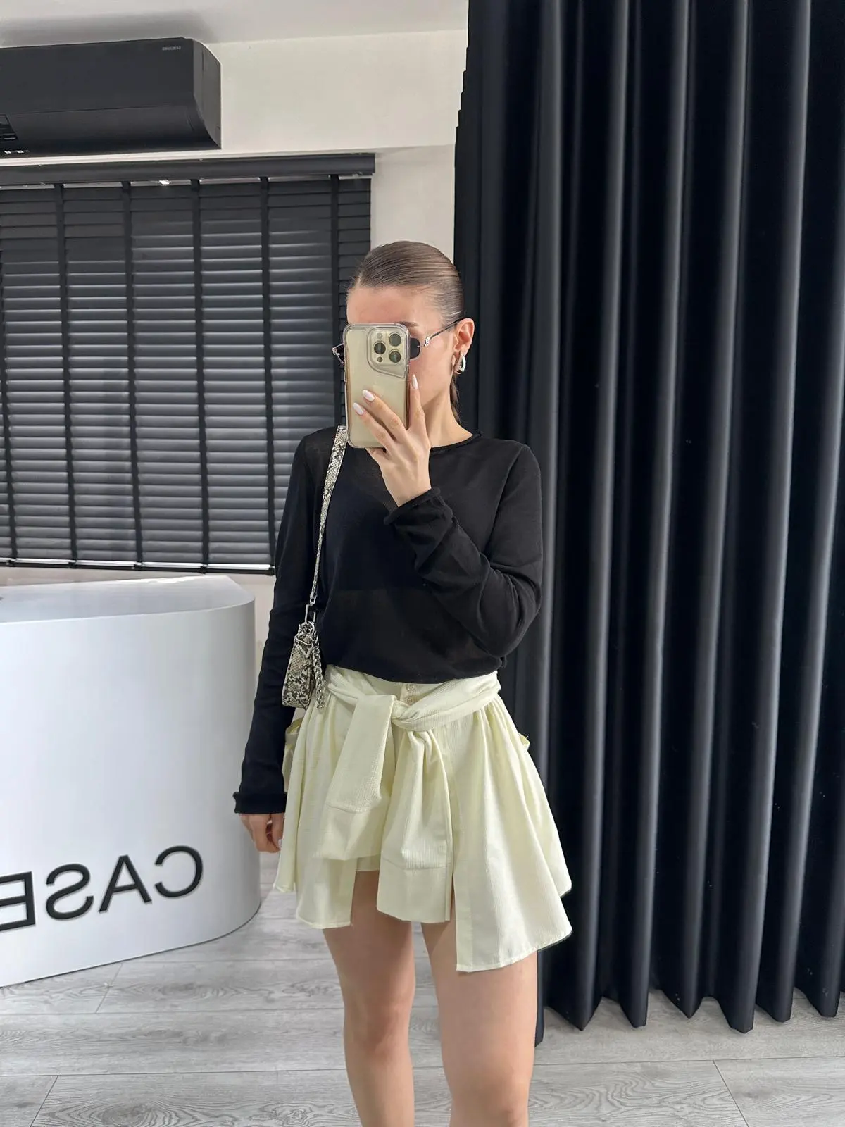 SİYAH DİK YAKA TRANSPARAN BLUZ