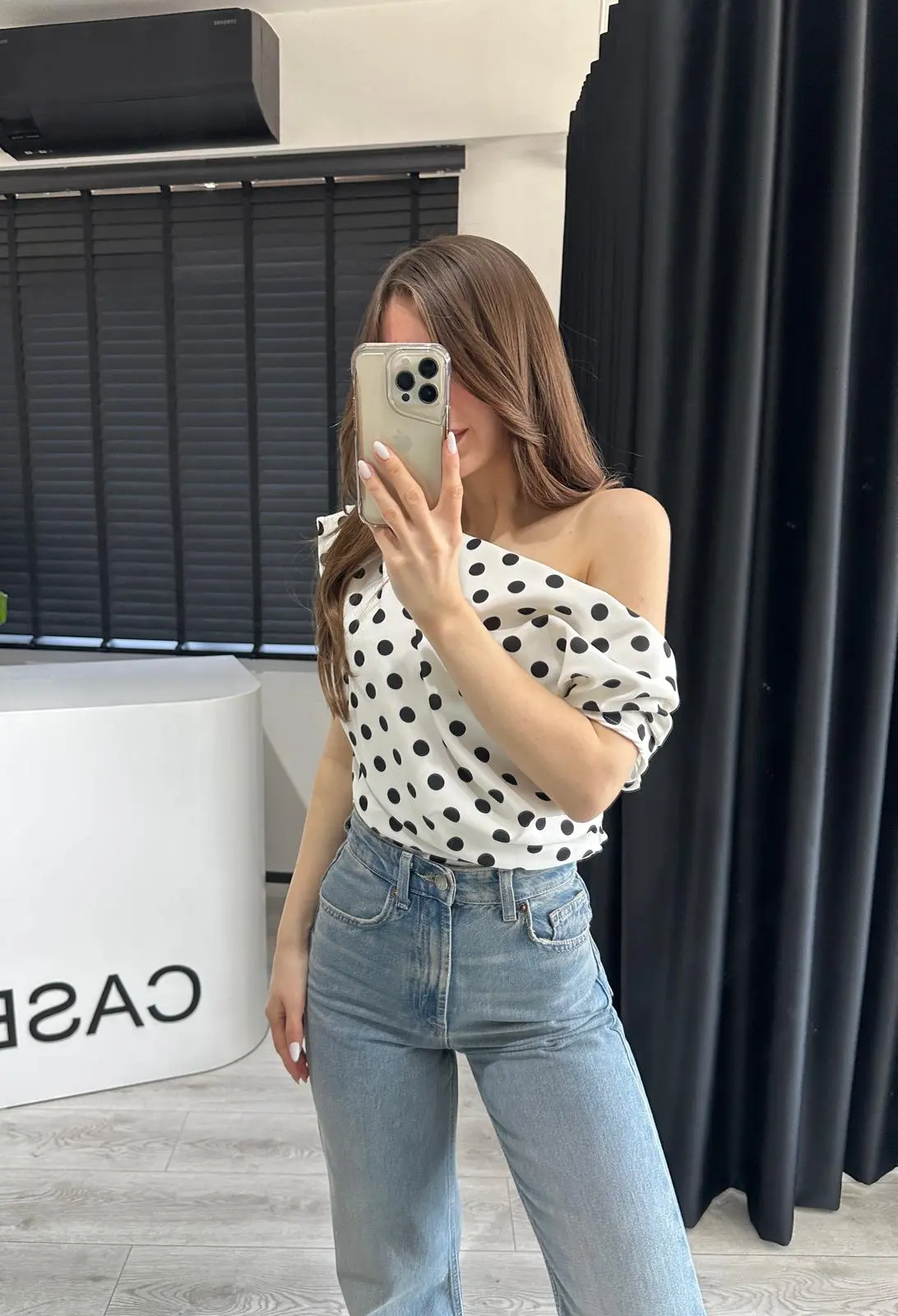 TEK OMUZ DÜŞÜK PUANTİYELİ BLUZ