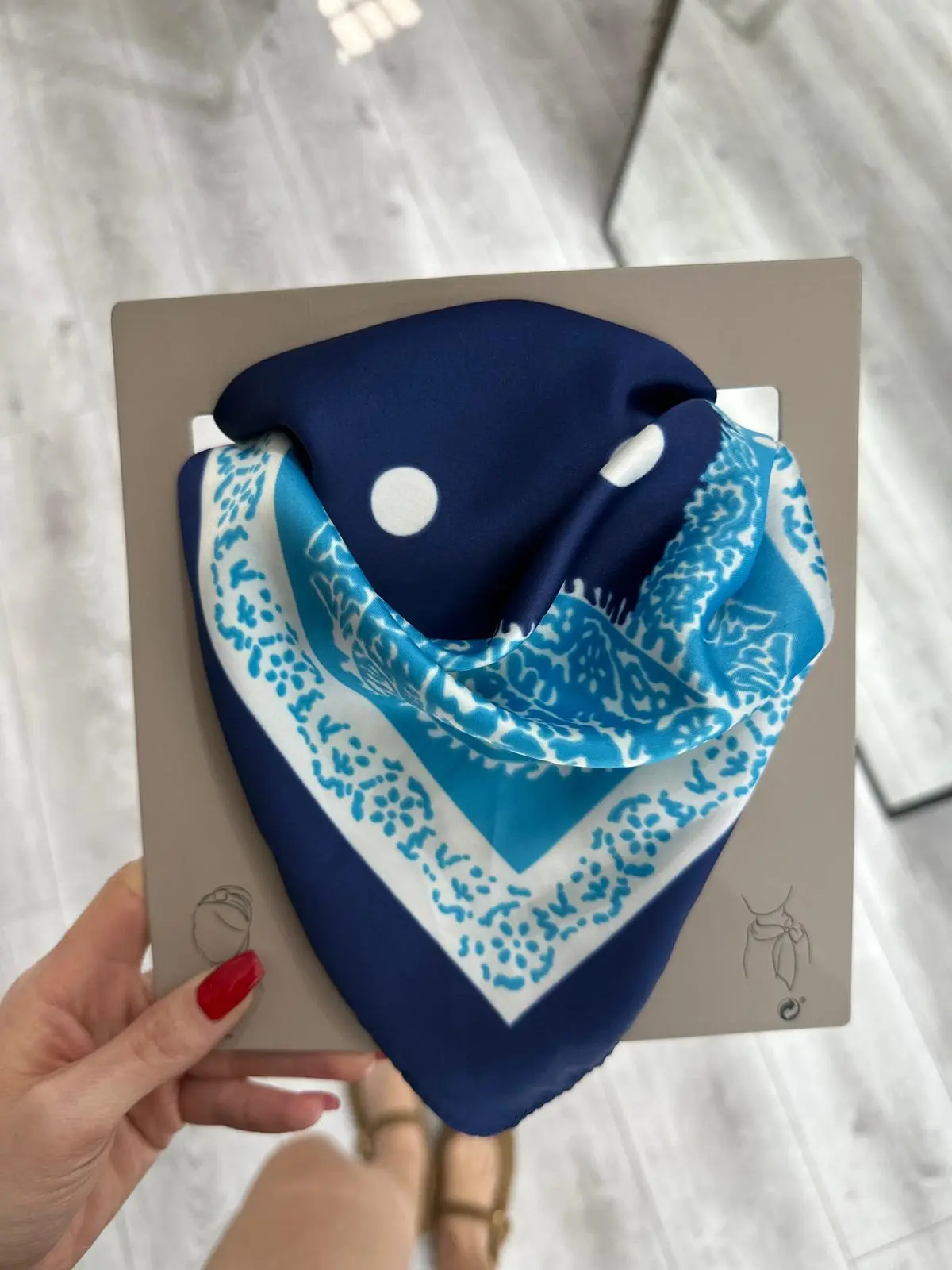 MAVİ DESENLİ SATEN FULAR