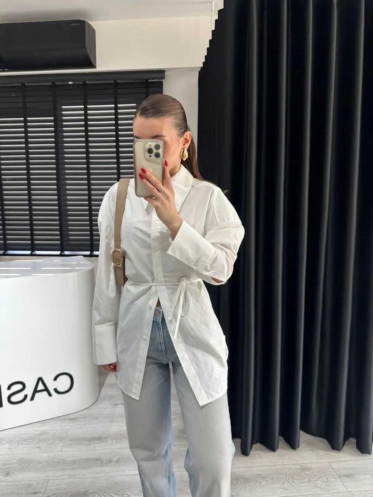 ARKADAN BAĞLAMALI YAKALI BEYAZ GÖMLEK