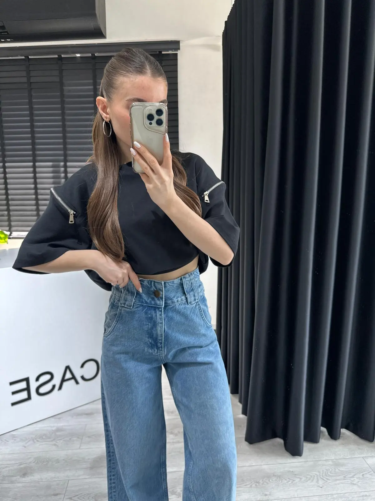 FERMUAR DETAY SİYAH T-SHİRT