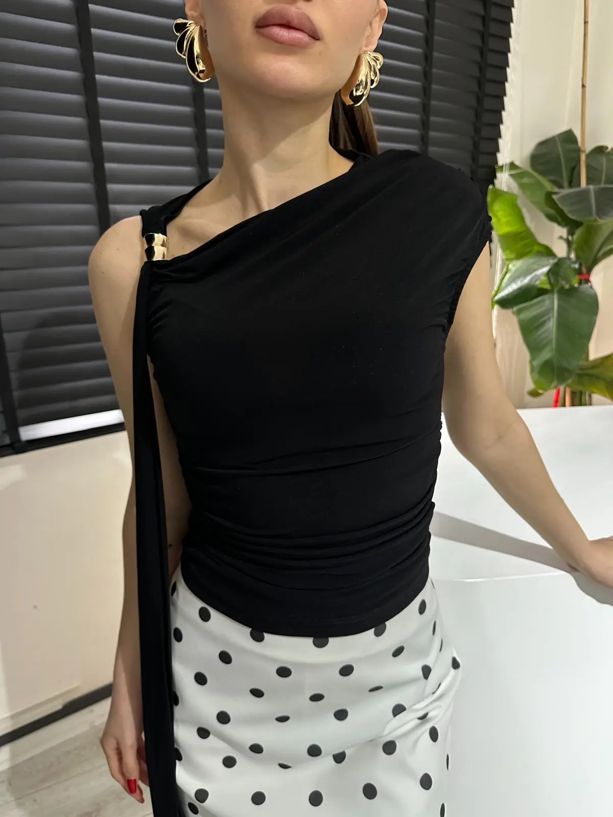 TOKA DETAYLI SİYAH BLUZ