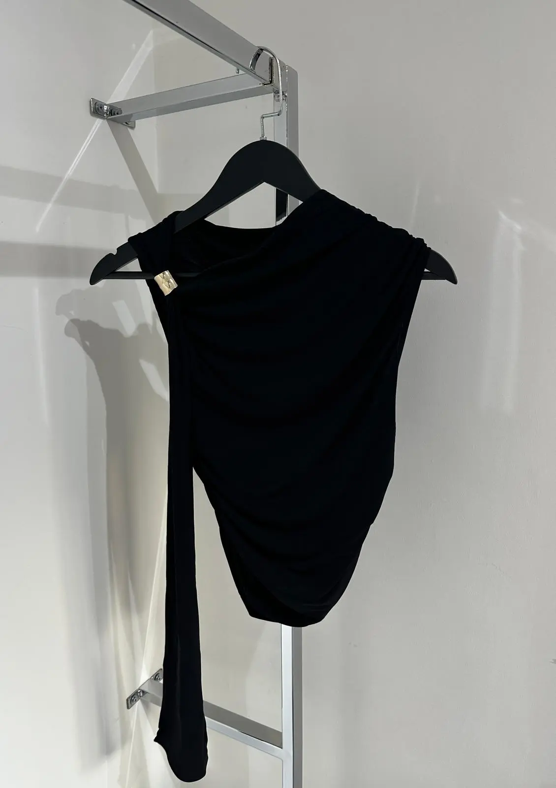 TOKA DETAYLI SİYAH BLUZ