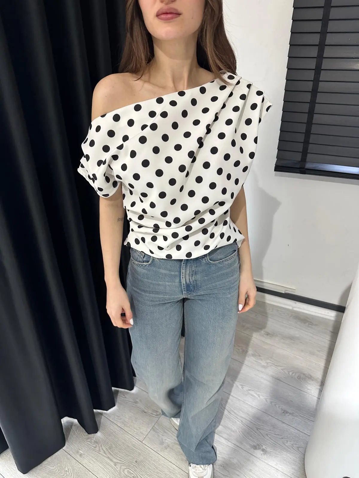 TEK OMUZ DÜŞÜK PUANTİYELİ BLUZ