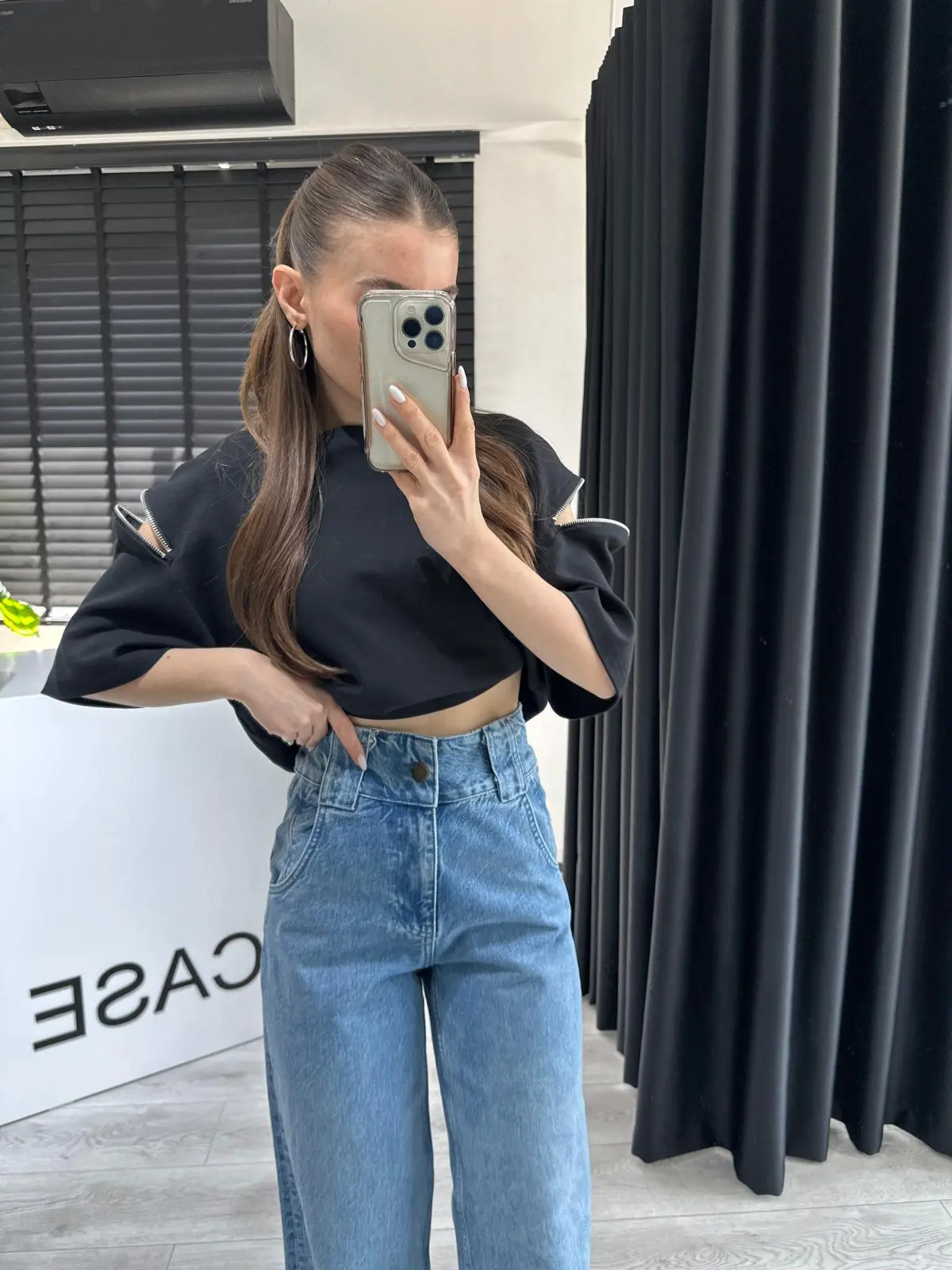 FERMUAR DETAY SİYAH T-SHİRT