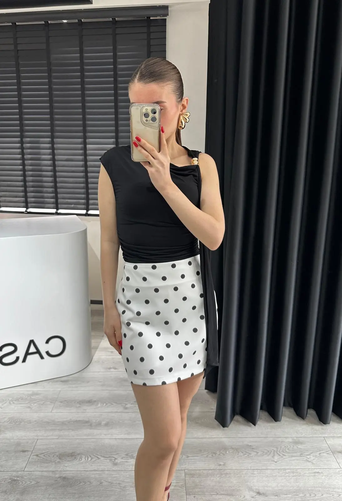 TOKA DETAYLI SİYAH BLUZ