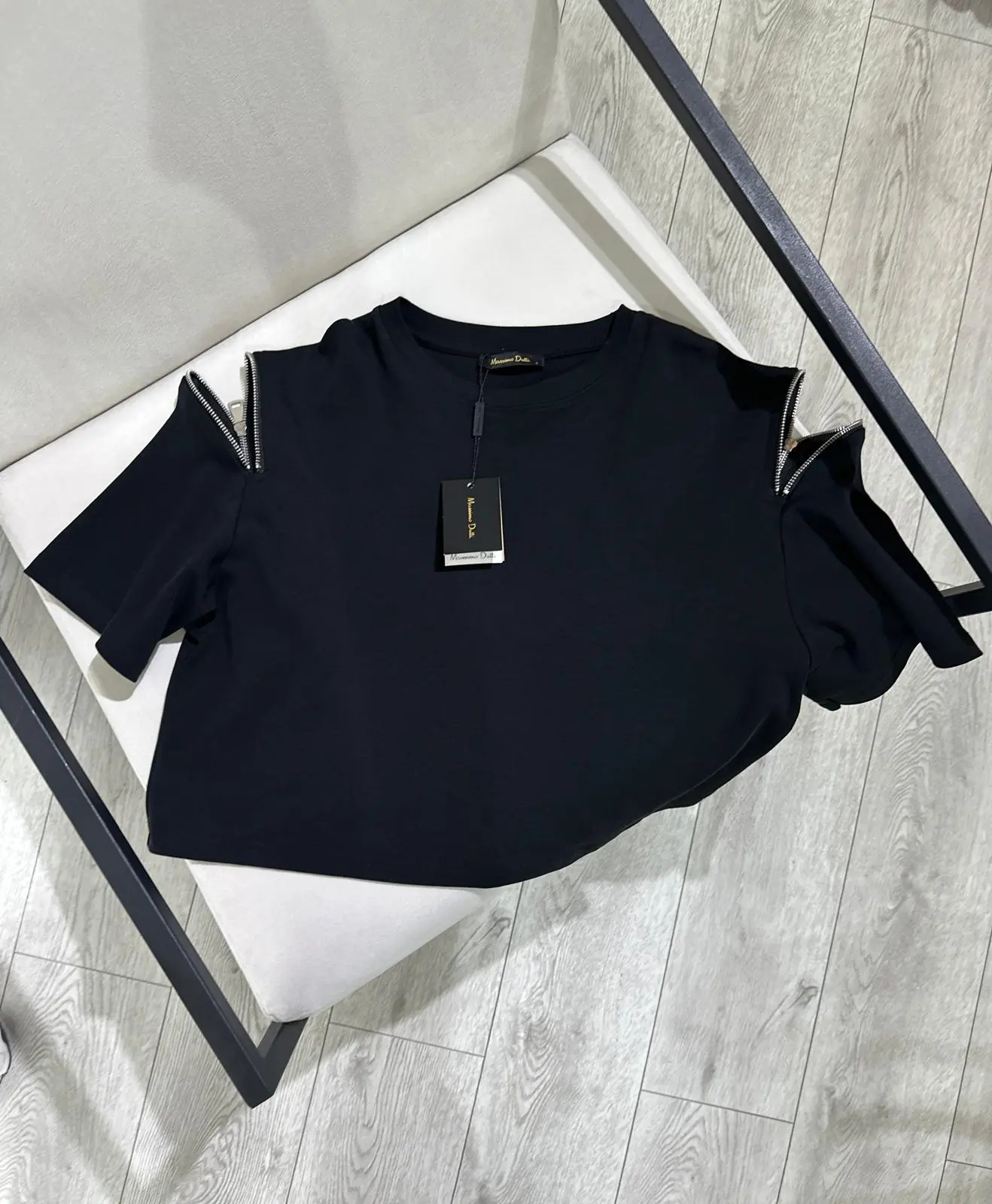 FERMUAR DETAY SİYAH T-SHİRT