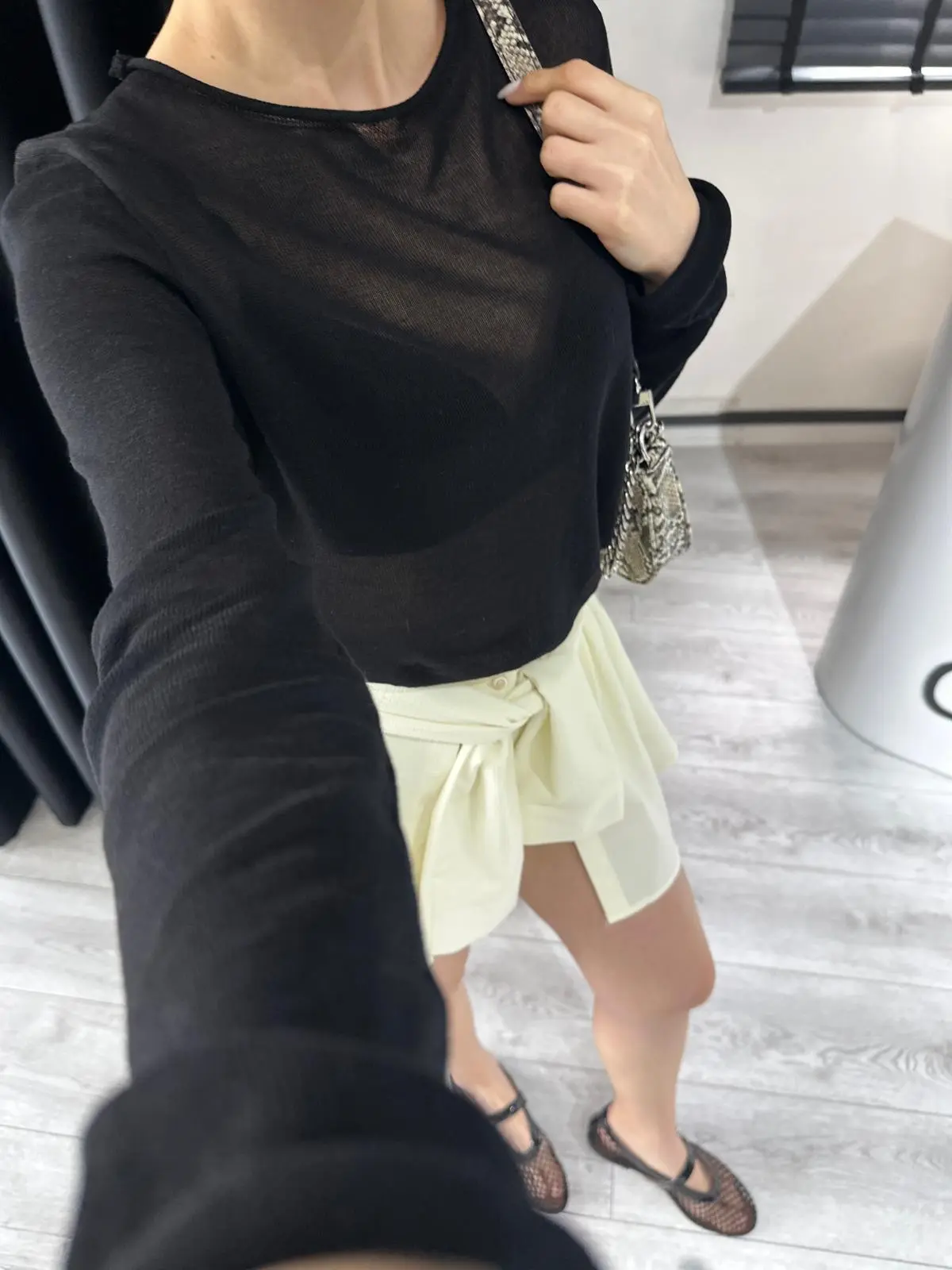 SİYAH DİK YAKA TRANSPARAN BLUZ