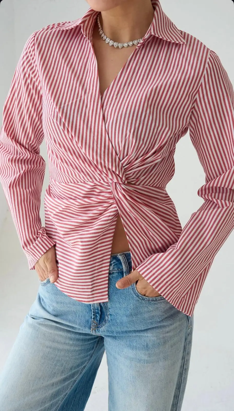 KIRMIZI BÜZGÜLÜ DETAY GÖMLEK