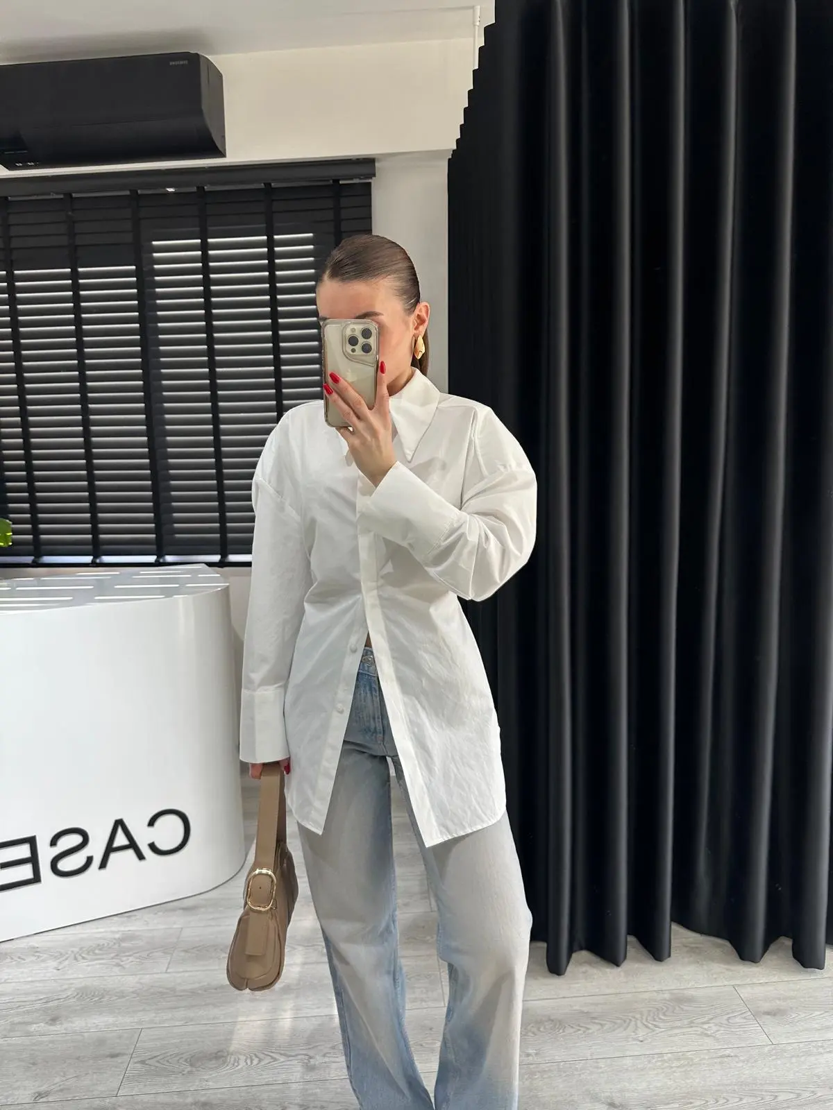 ARKADAN BAĞLAMALI YAKALI BEYAZ GÖMLEK