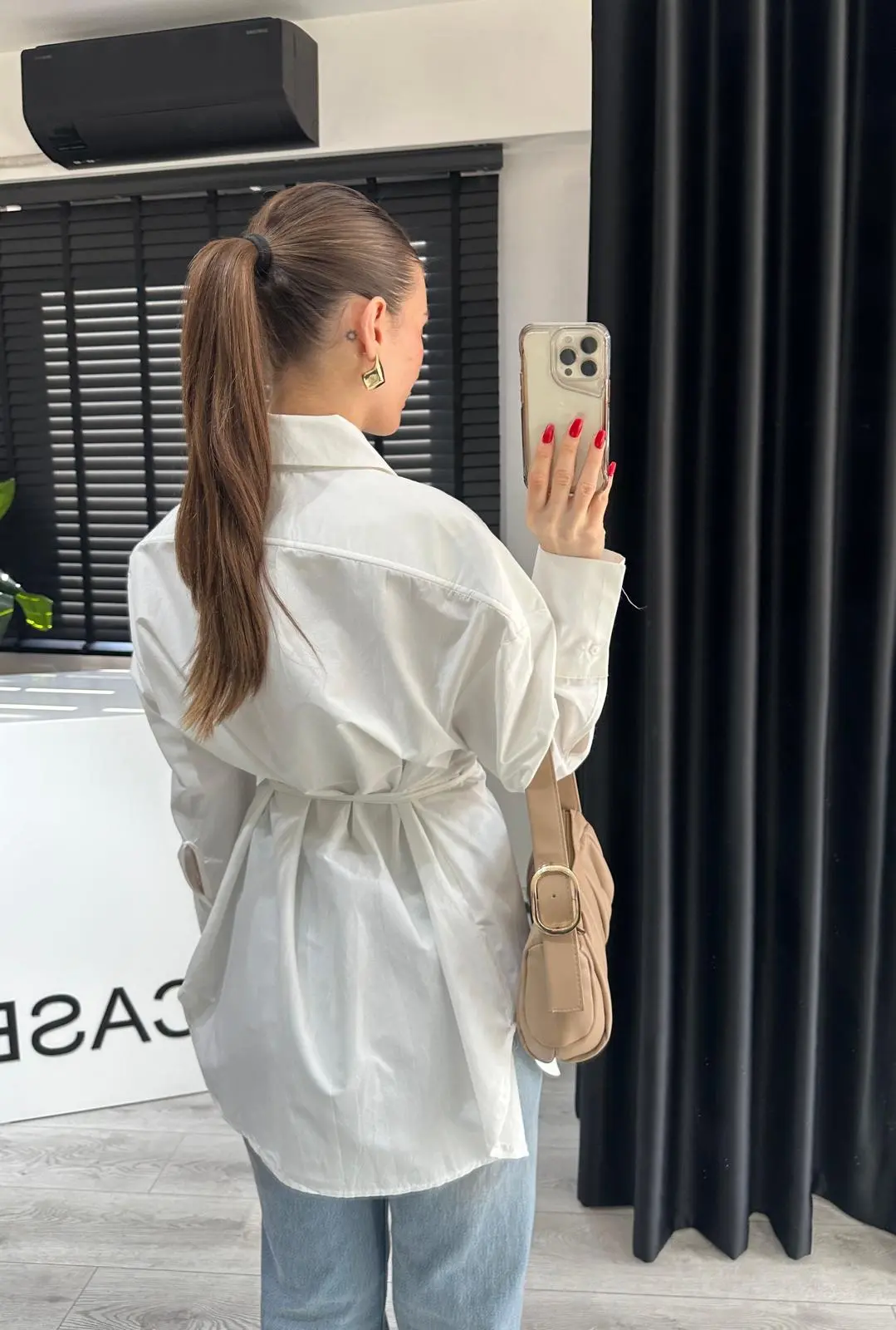 ARKADAN BAĞLAMALI YAKALI BEYAZ GÖMLEK