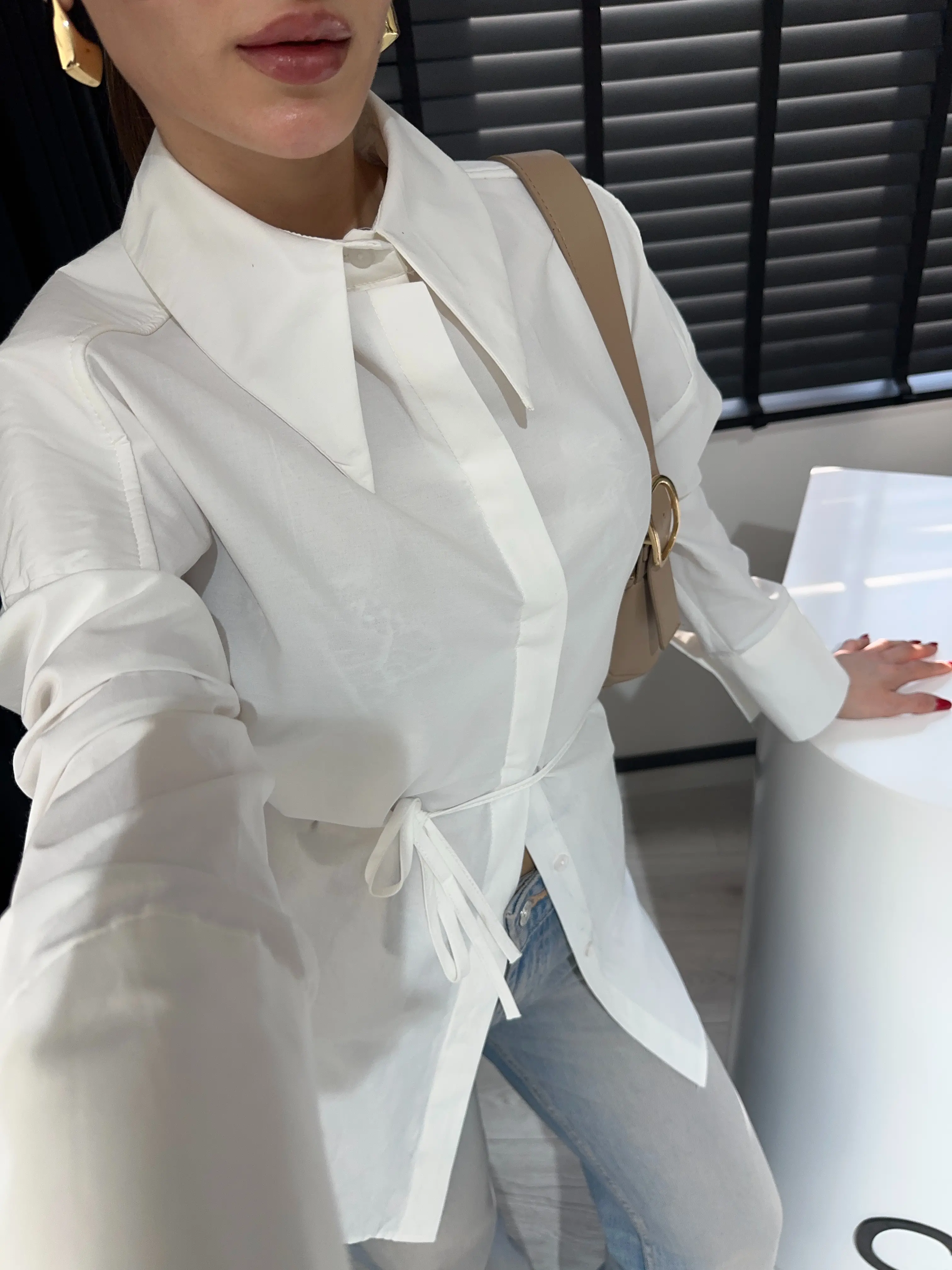 ARKADAN BAĞLAMALI YAKALI BEYAZ GÖMLEK