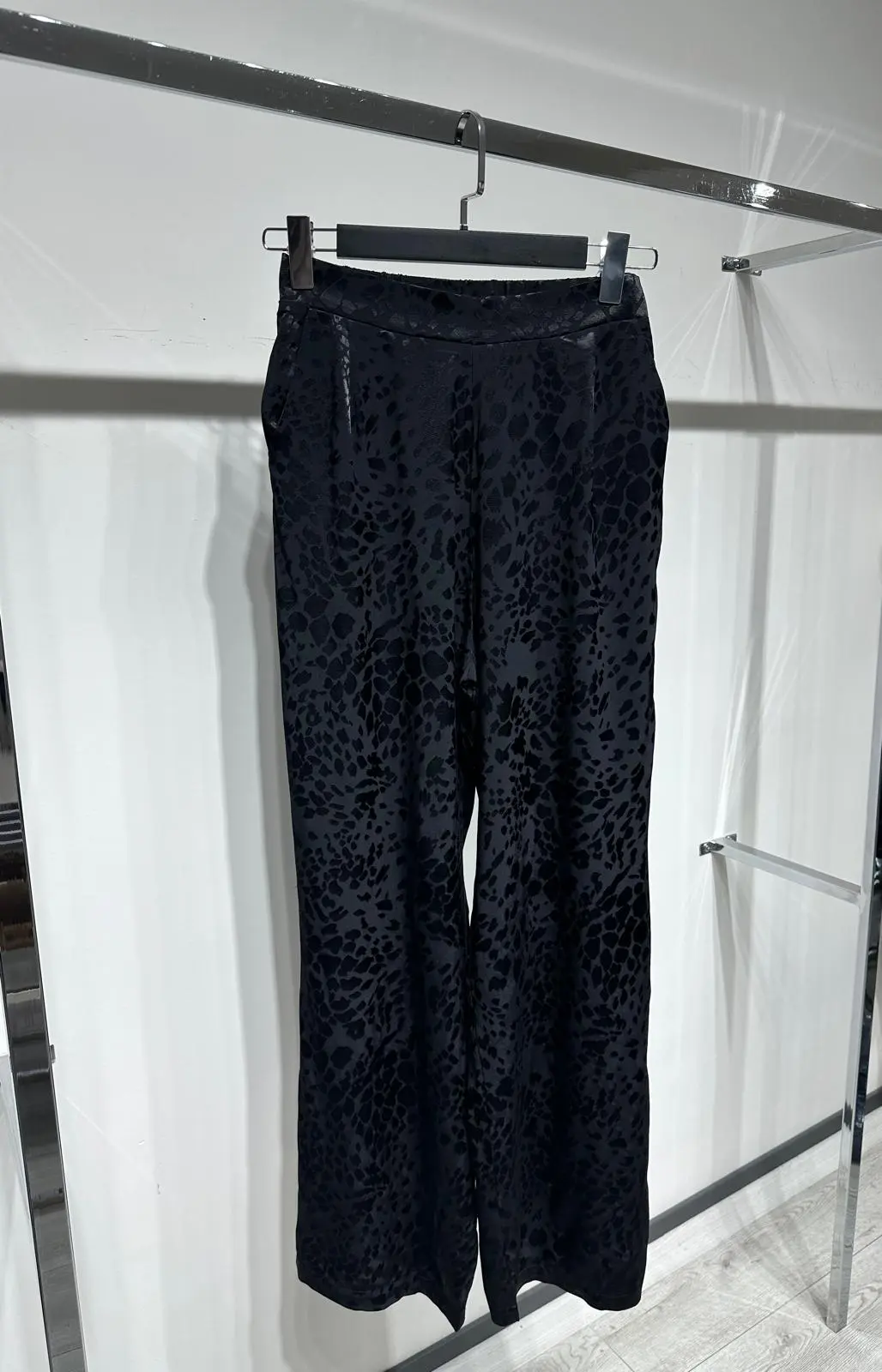 LEOPAR DESEN SİYAH SATEN PANTOLON 