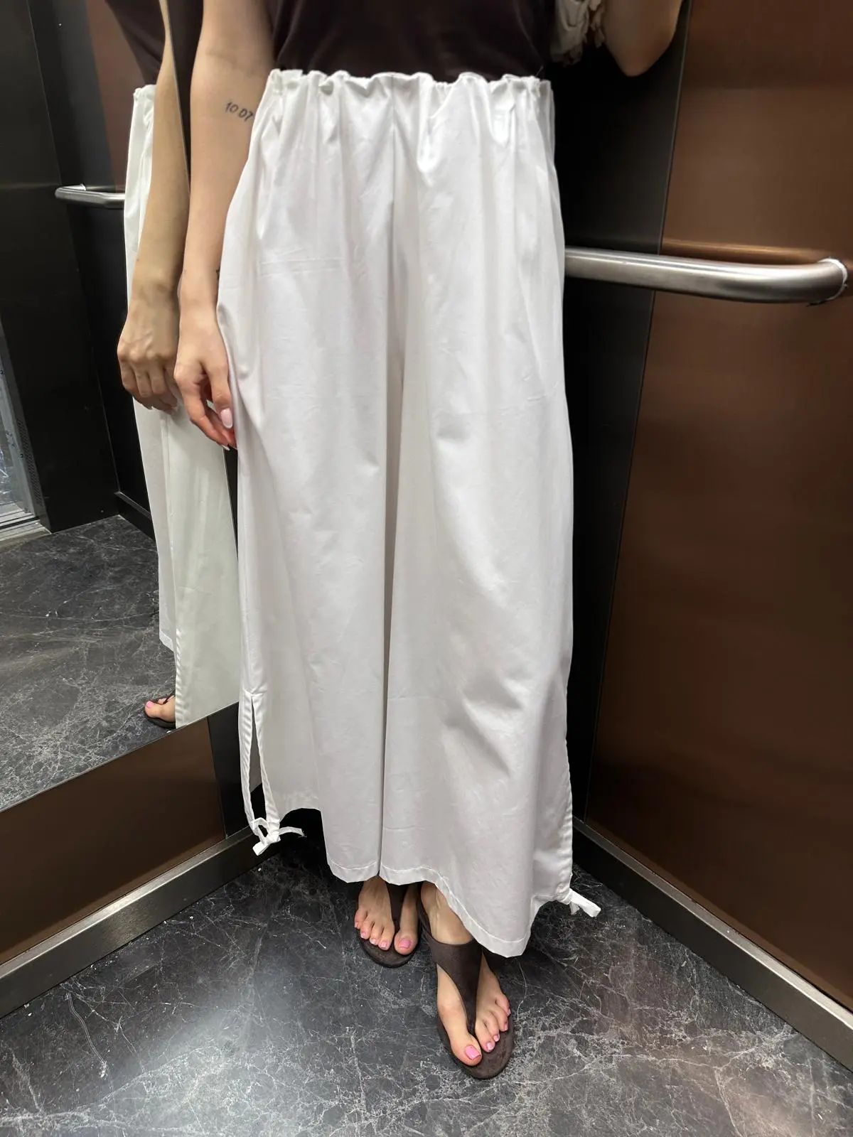 BÜZGÜLÜ PAÇA BAĞCIKLI BEYAZ PANTOLON