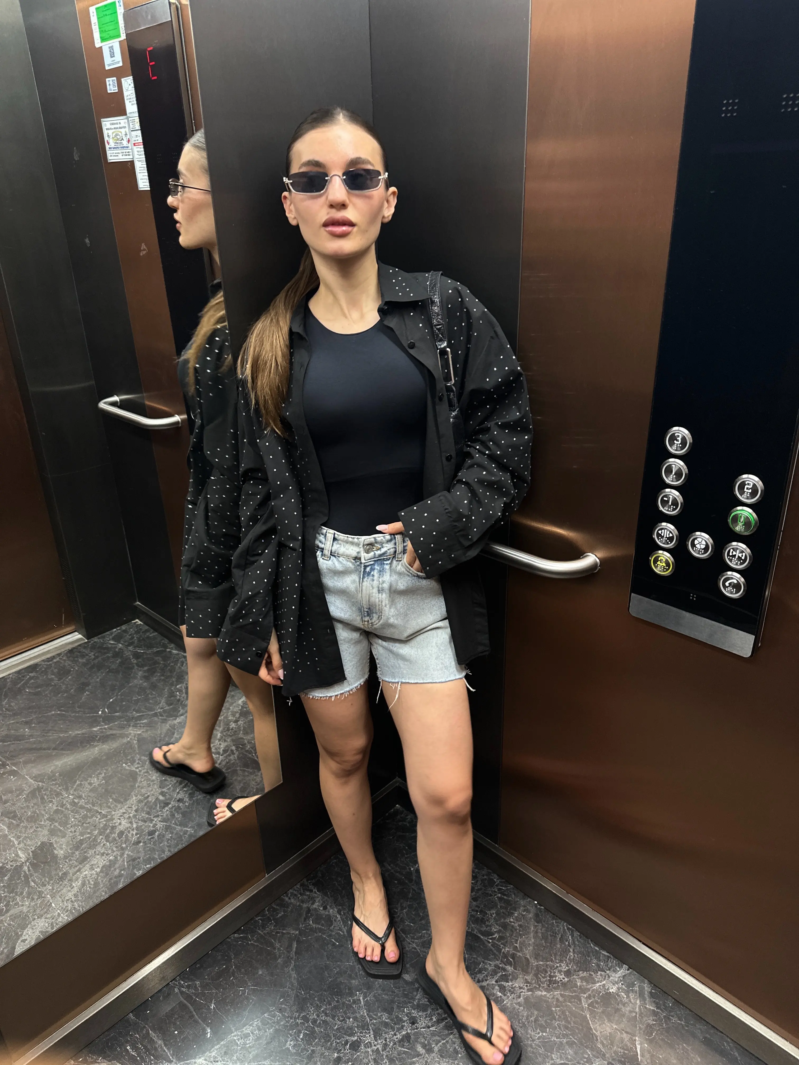 TAŞLI SİYAH POPLİN GÖMLEK