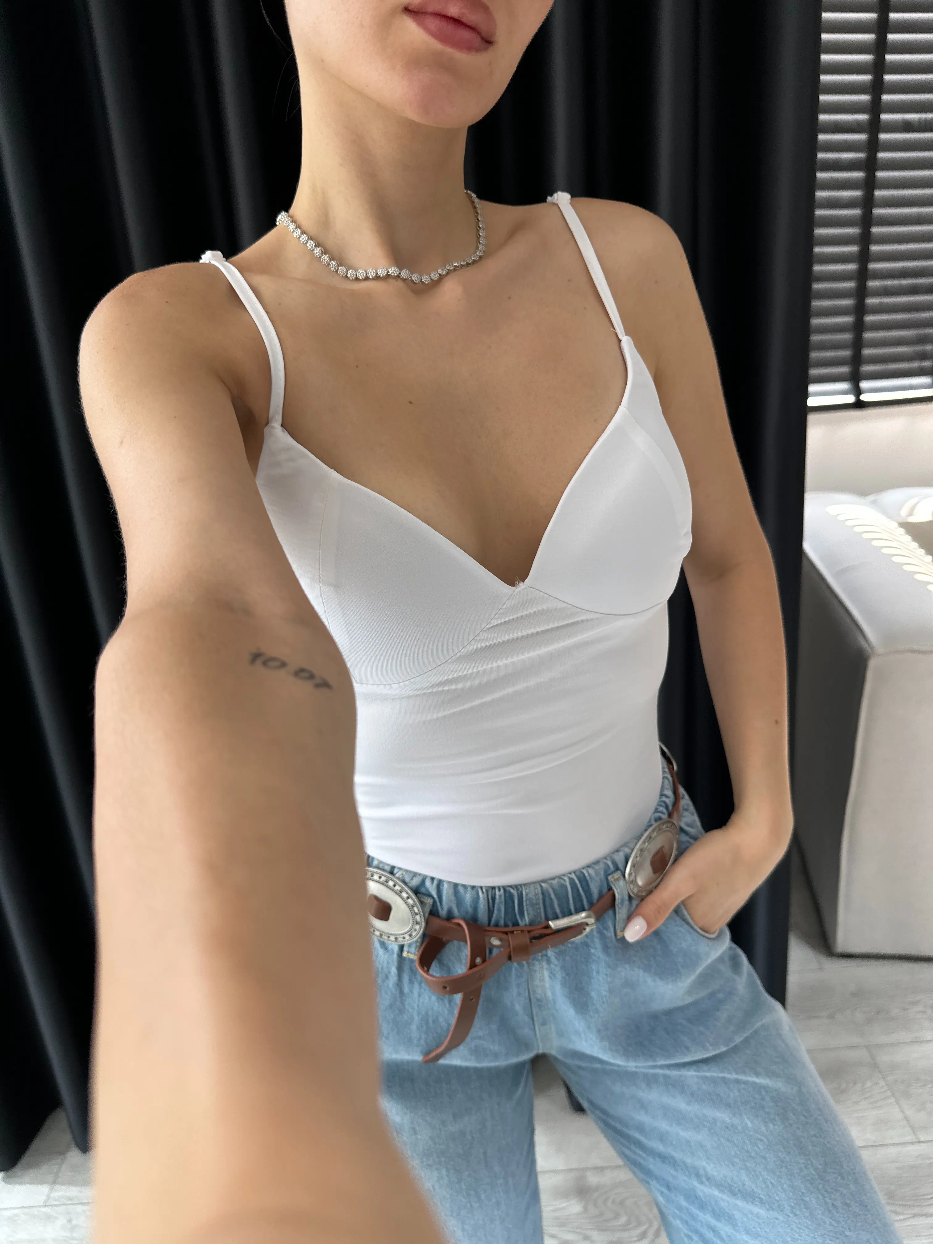 Kap Detay Beyaz Askılı Bluz