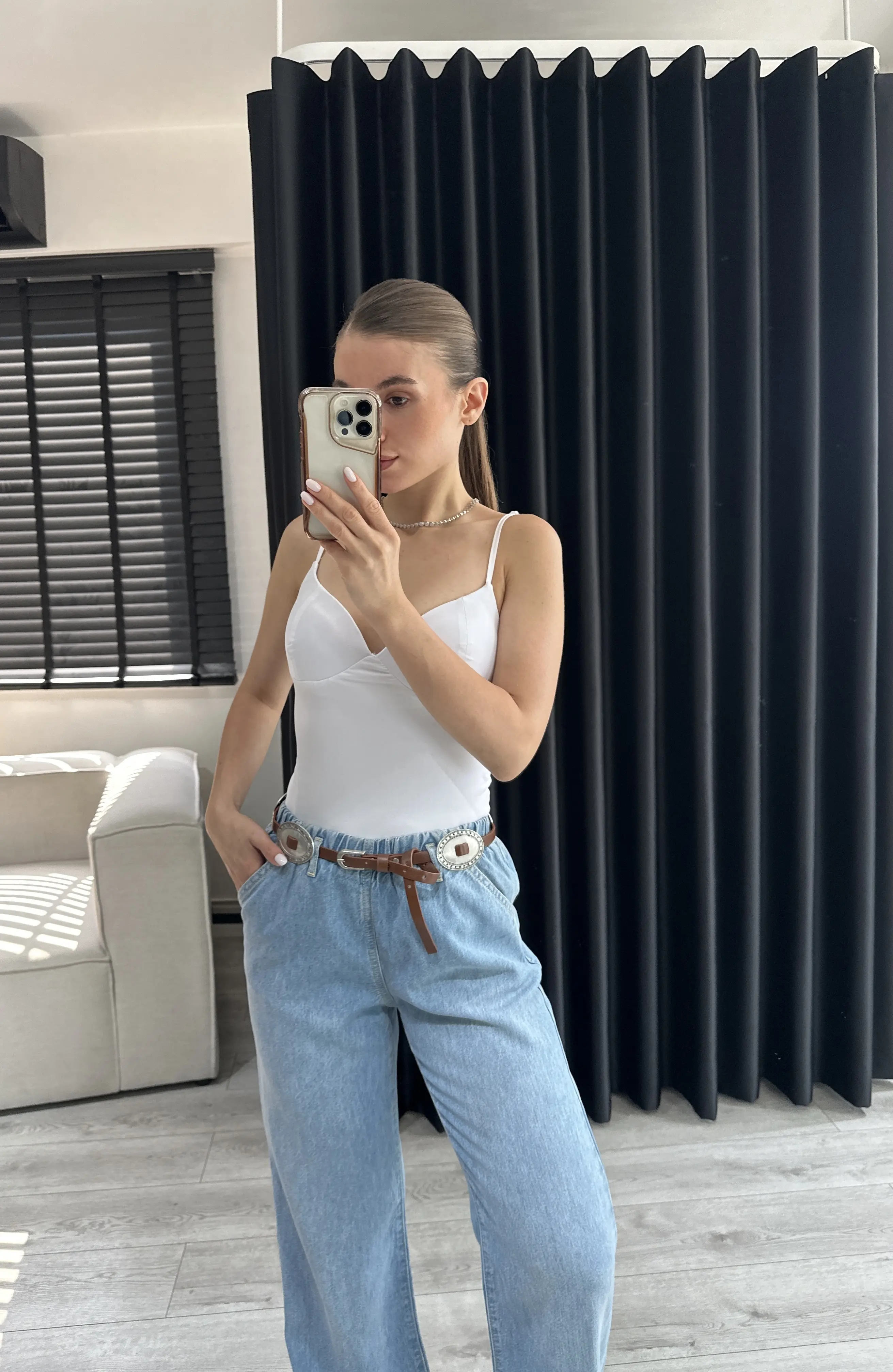 Kap Detay Beyaz Askılı Bluz